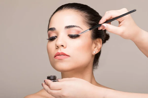 Przycięte Obraz Makijażu Artysty Oddanie Kosmetyki Pędzlem Oczach Ładne Kobiety — Zdjęcie stockowe