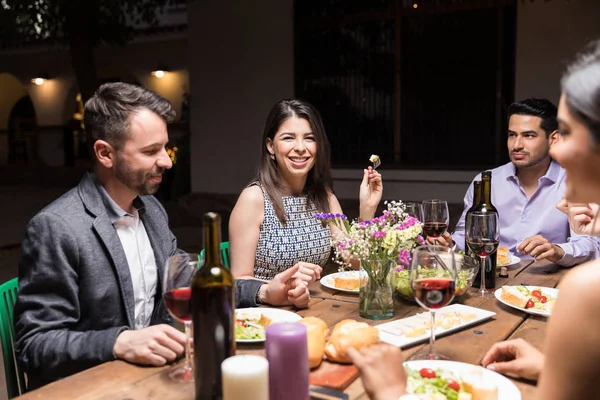 Güzel Orta Yetişkin Kadın Arka Bahçesinde Akşam Yemeği Partisinde Arkadaşlarıyla — Stok fotoğraf