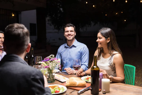 Schöner Junger Mann Hat Spaß Mit Kumpels Bei Einer Party — Stockfoto