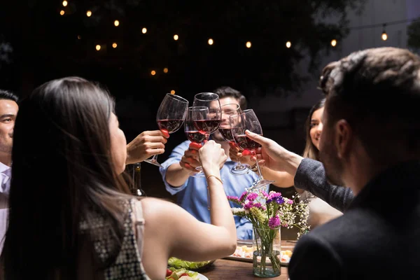 Melhores Amigos Excitados Batendo Copos Vinho Tinto Festa Quintal Durante — Fotografia de Stock