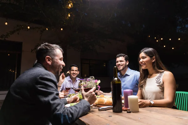 Homem Adulto Médio Segurando Vinho Enquanto Fofoca Com Amigos Jantar — Fotografia de Stock