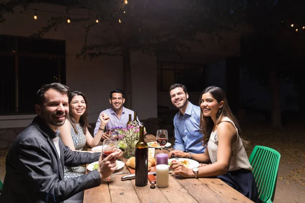 Retrato Amigos Hispanos Sonrientes Disfrutando Cena Mesa Fuera Casa —  Fotos de Stock