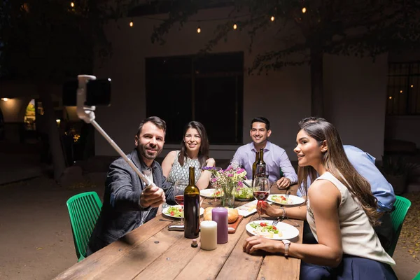 Hombre Tomando Selfie Con Amigos Monopod Durante Cena Fuera Casa — Foto de Stock