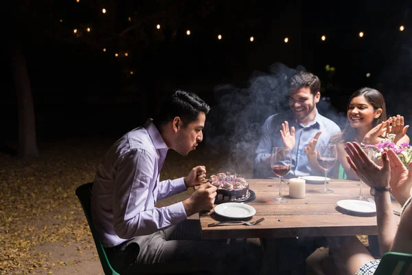 Amigos Alegres Aplaudindo Para Homem Soprando Velas Aniversário Durante Festa — Fotografia de Stock