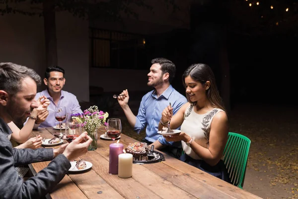 Arkadaşlar Arka Bahçesinde Partide Yemek Masasında Otururken Lezzetli Pasta Yemek — Stok fotoğraf