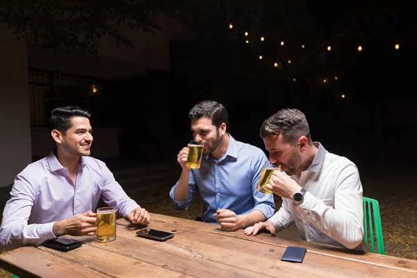 Masculino Amigos Beber Cerveja Enquanto Sentado Jantar Mesa Quintal Festa — Fotografia de Stock