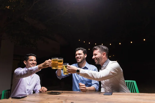 Feliz Macho Mejores Amigos Brindar Vasos Cerveza Mientras Está Sentado —  Fotos de Stock