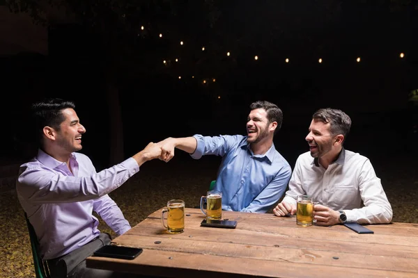 Alegre Macho Besties Golpear Sus Puños Mientras Disfruta Cerveza Fiesta — Foto de Stock