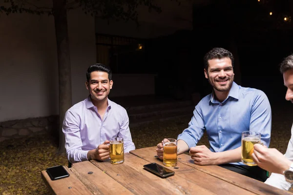 Freunde Mit Biergläsern Verbringen Freizeit Auf Wochenendparty — Stockfoto