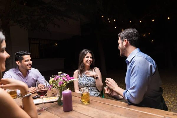 Mann Überrascht Frau Mit Verlobungsring Bei Party Mit Freunden Vor — Stockfoto