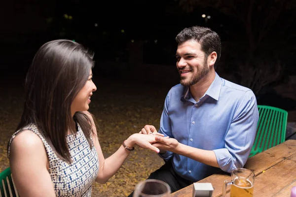 Hombre Feliz Proponiendo Amante Con Anillo Compromiso Fiesta Restaurante —  Fotos de Stock