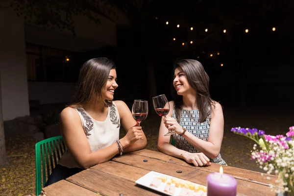 Felizes Melhores Amigos Brindando Vinhos Mesa Jantar Festa Quintal — Fotografia de Stock