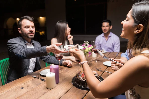 Lächelnde Frau Serviert Freundin Kuchen Bei Geburtstagsparty Hinterhof — Stockfoto