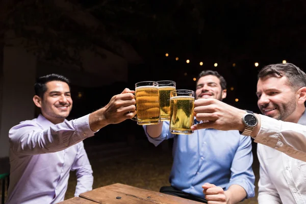 Friends Beer Glasses Spending Leisure Time Weekend Party — Stock Photo, Image