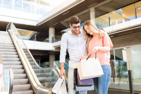 Compradores Felices Revisando Compras Una Bolsa Centro Comercial — Foto de Stock