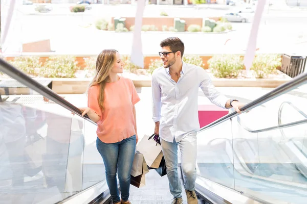 Kaukasische Man Praten Met Vriendin Roltrap Winkelcentrum — Stockfoto