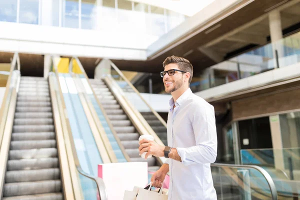 Trendy Man Met Wegwerp Koffiekop Tassen Slenteren Winkelcentrum — Stockfoto