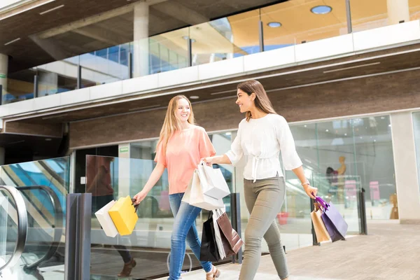 Unga Och Vackra Konsumenter Med Shoppingväskor Promenader Köpcentret — Stockfoto