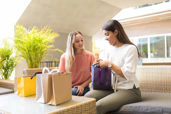 Aantrekkelijke Vrouw Toont Haar Winkelen Naar Bestie Terwijl Zittend Winkelcentrum — Stockfoto