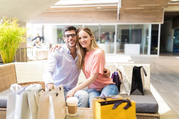 Portrait Couple Amoureux Câlinant Après Avoir Fait Shopping Dans Centre — Photo