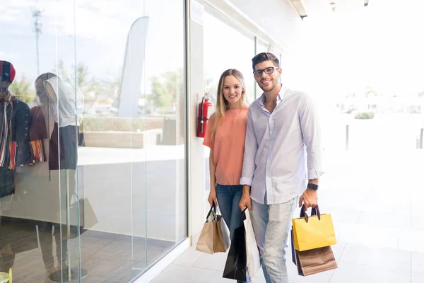 Portrait Good Looking Caucasian Couple Smiling While Shopping Mall — Stock Photo, Image