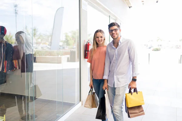 Retrato Casal Caucasiano Bonito Sorrindo Enquanto Faz Compras Shopping — Fotografia de Stock