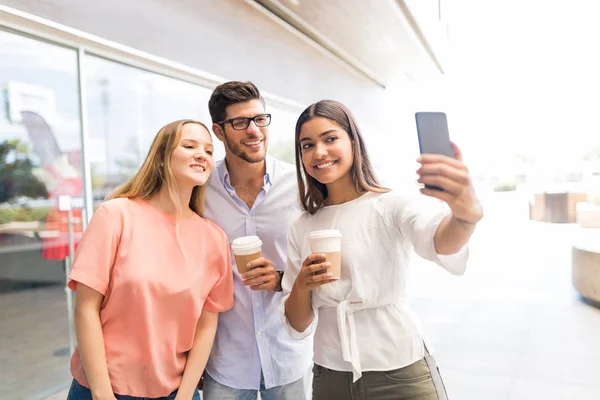 Latin Vesz Selfie Barátokkal Keresztül Smartphone Bevásárlóközpontban — Stock Fotó