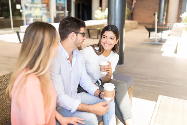 Mujer Bastante Hispana Sosteniendo Taza Desechable Mientras Mira Amigo Cafetería —  Fotos de Stock