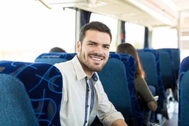 Lüks otobüste seyahat mutlu yakışıklı adam