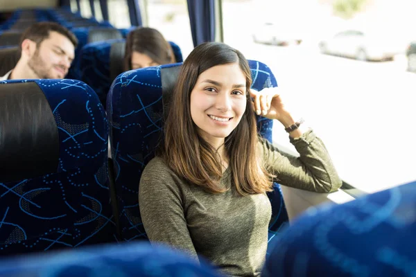 Uśmiechnięta Dobrze Wyglądający Kobieta Siedzi Autobusie Podczas Podróży — Zdjęcie stockowe