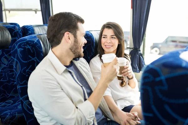 Glimlachend Aanhankelijk Paar Toasten Koffie Kopjes Terwijl Kijken Naar Elkaar — Stockfoto