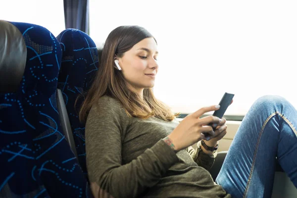 Młoda Kobieta Słucha Muzyki Smartfonie Podczas Podróży Autobusem — Zdjęcie stockowe