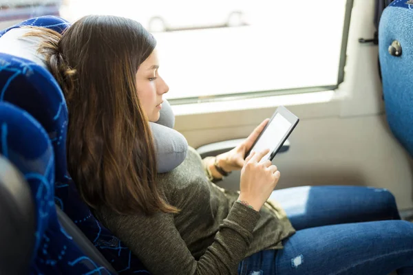 Kobieta Odpoczynku Poduszką Szyi Podczas Czytania Book Autobusie — Zdjęcie stockowe