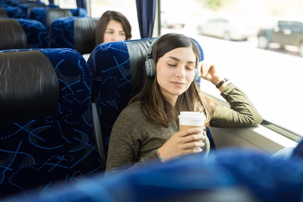 Hispanic Vrouw Genieten Van Muziek Koffie Terwijl Zittend Bus — Stockfoto