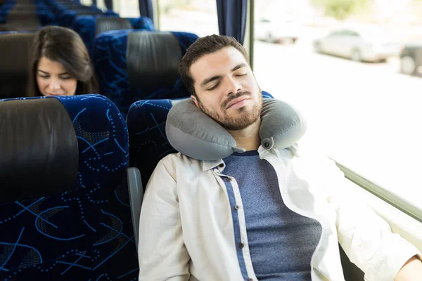 Hispanic Man Met Nek Kussen Napping Tijdens Busreis — Stockfoto