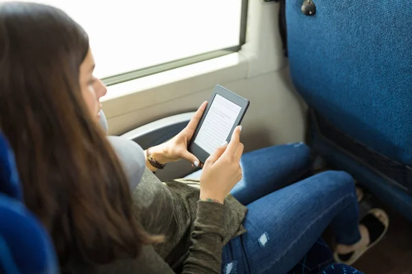 Młody Podróżnik Czyta Book Siedząc Autobusie — Zdjęcie stockowe