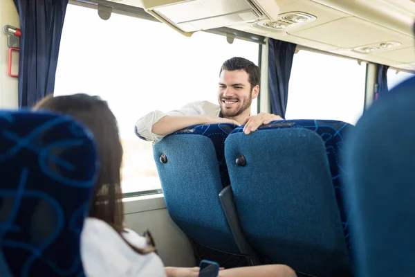 Uśmiechnięty Łaciński Mężczyzna Patrząc Przyjaciel Siedzący Autobus — Zdjęcie stockowe