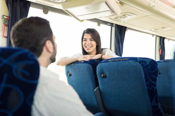 Mulher Feliz Falando Com Homem Enquanto Viaja Ônibus — Fotografia de Stock