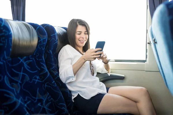 Sonriendo Mensajes Texto Pasajeros Teléfono Inteligente Mientras Está Sentado Autobús — Foto de Stock