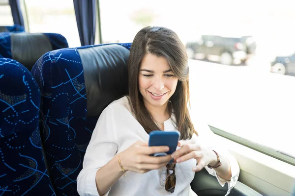 Sonriente Morena Mensajería Teléfono Inteligente Mientras Viaja Autobús —  Fotos de Stock