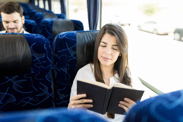 Touristin Liest Buch Während Luxus Busfahrt — Stockfoto