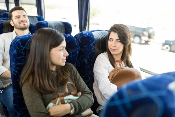 Spaanse Vrienden Rodperen Tijdens Het Reizen Bus Samen — Stockfoto