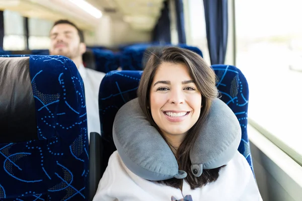 Lachende Latijnse Toerist Met Comfortabele Nek Kussen Ontspannen Bus — Stockfoto