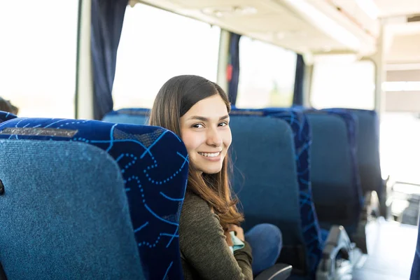 Jovem Passageira Desfrutando Viagem Ônibus Viagem — Fotografia de Stock