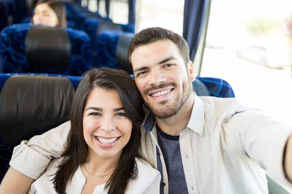 Aanhankelijke Lachende Liefhebbers Nemen Selfie Travel Bus — Stockfoto