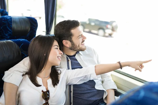 Frau Zeigt Während Mann Durch Fenster Reisebus Schaut — Stockfoto