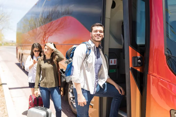 Jovem Viajante Atraente Sorrindo Entrando Ônibus — Fotografia de Stock