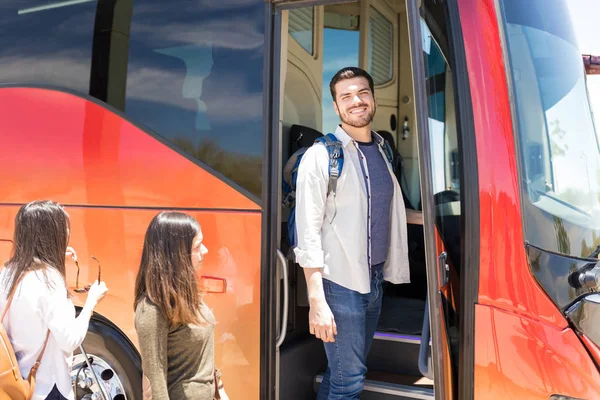 Lachende Mannelijke Toerist Met Vrouwelijke Vrienden Boarding Tour Bus — Stockfoto