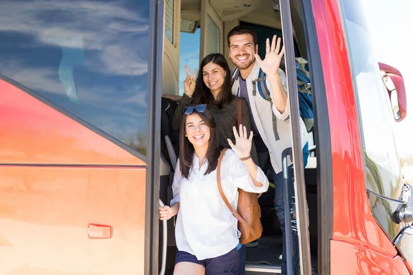Tur Otobüsünün Girişinde Gezinen Mutlu Dostların Portresi — Stok fotoğraf
