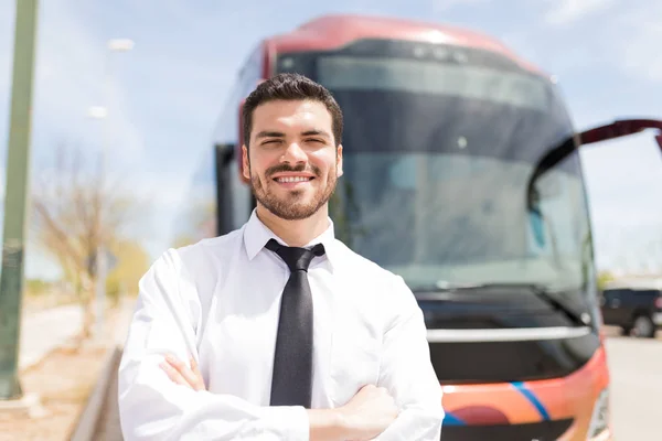 Portret Młodego Kierowcę Autobusu Uśmiechnięty Stojąc Przed Autobusem Międzymiastowym — Zdjęcie stockowe